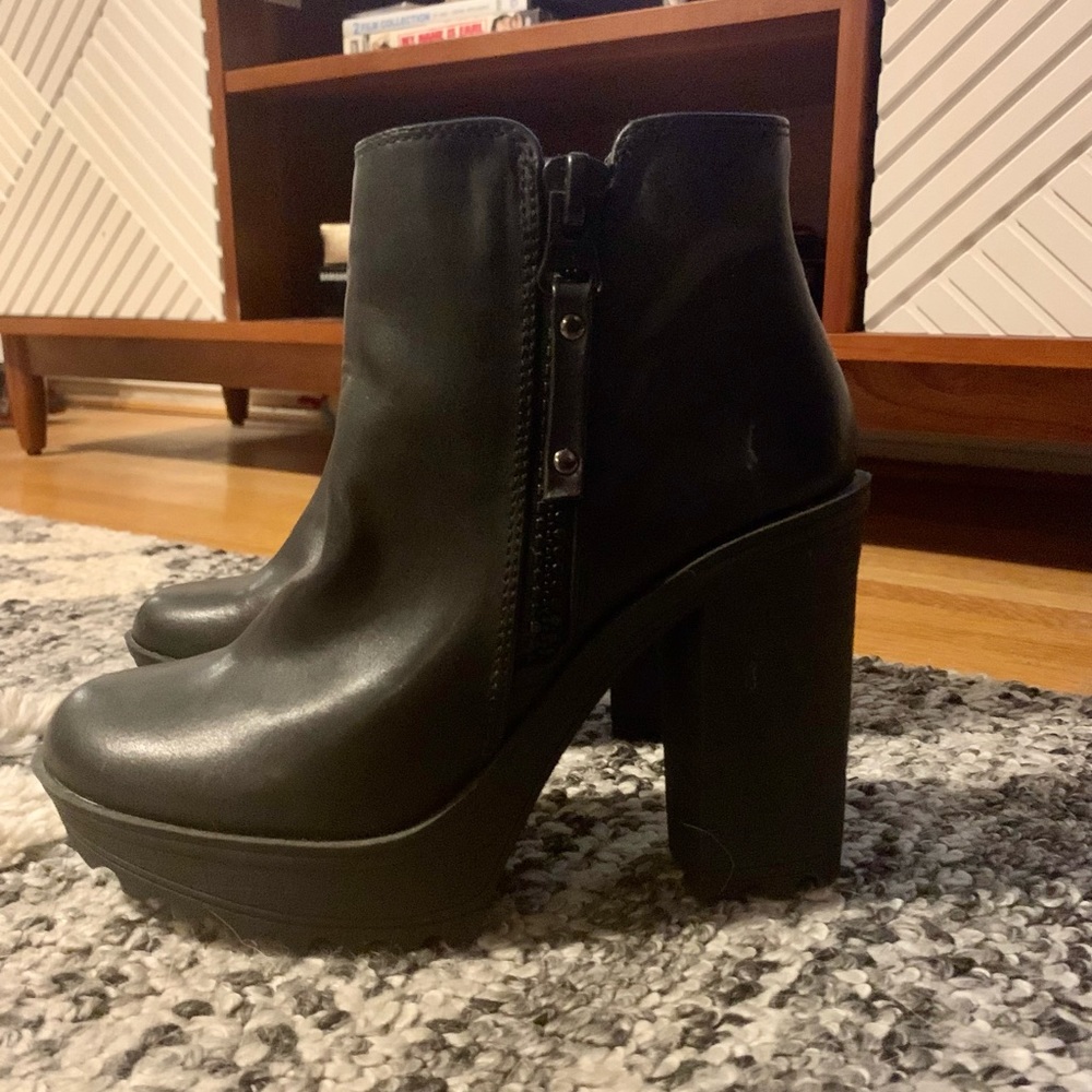Heeled black ankle boot
